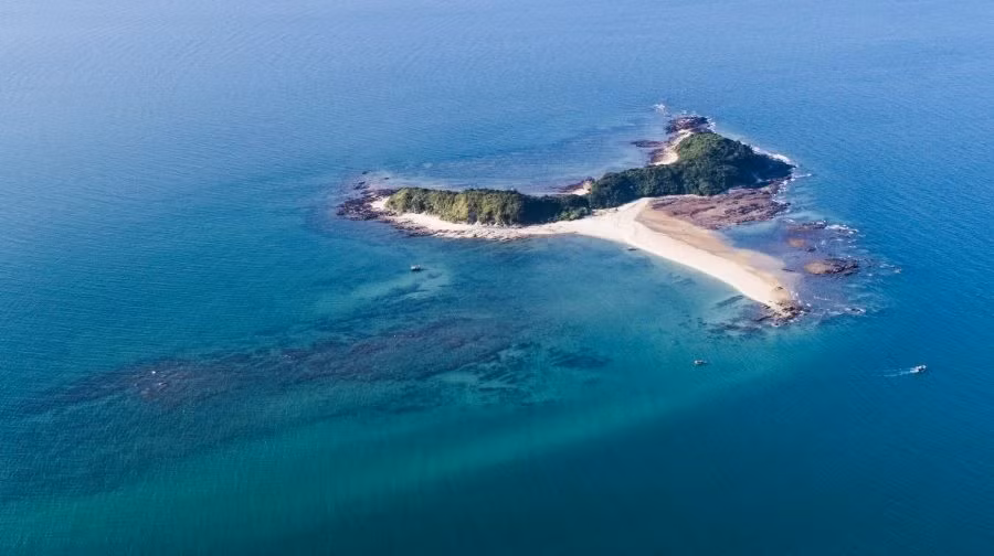 Ca Chep islet boasts a long coastline, smooth white sand, spectacular landscapes and sea breezy cool temperatures.