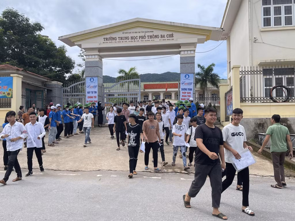 Candidates finished their exam at the test site of Ba Che High School.