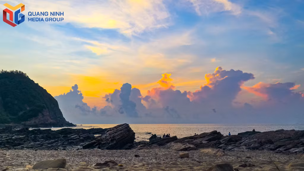Sunrise over Mong Rong (Dragon's claw) rock area