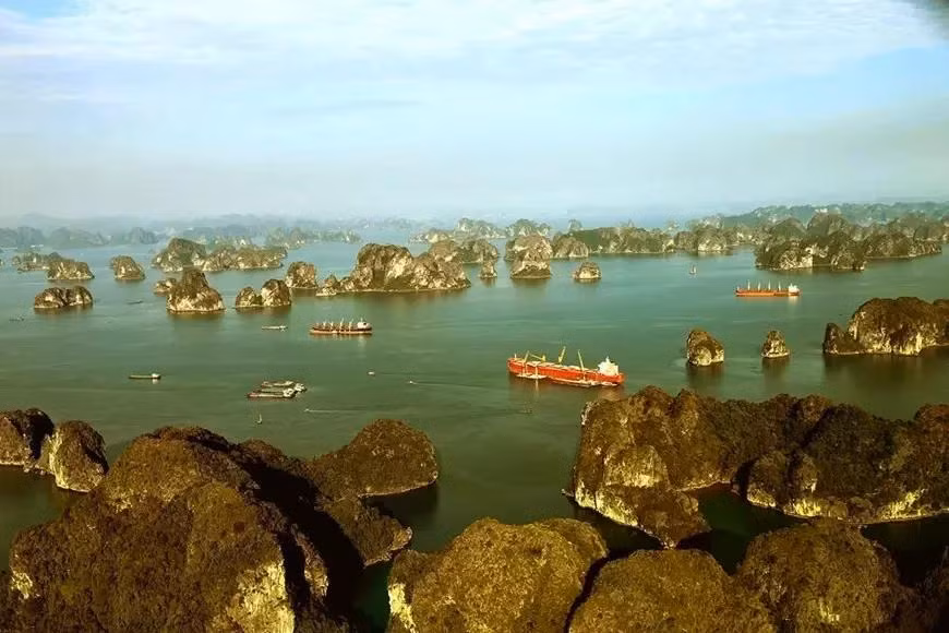From above, you will feel the beauty of the sea in the sunset, and the smallness of man before nature here. (Photo: VNA)