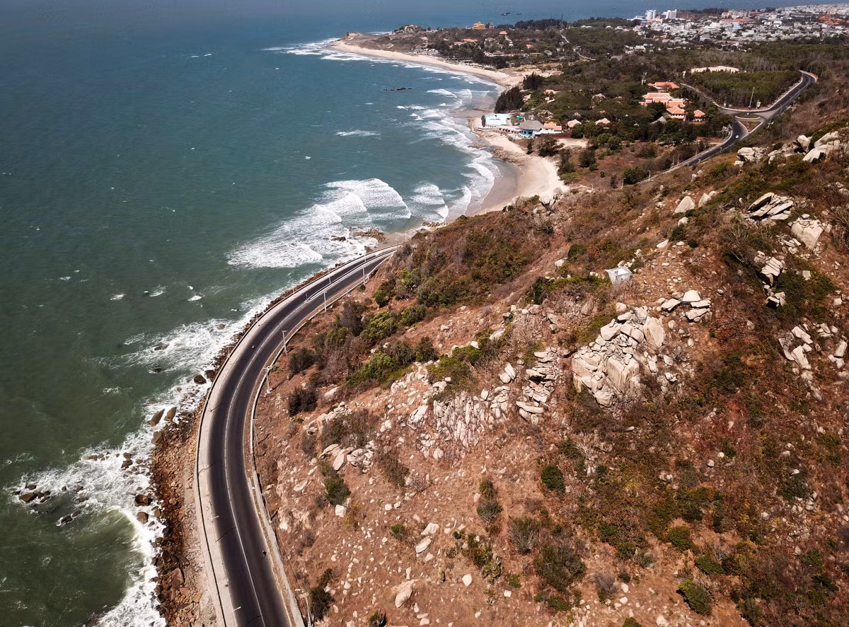 The road through Nuoc Ngot (freshwater) Pass that links the districts of Long Dien and Dat Do. Nuoc Ngot Pass is increasingly attracting visitors thanks to its pristine beauty.