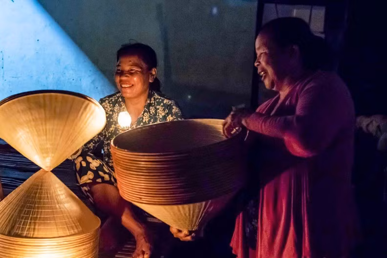 Under that soft golden light, the stacks of hats are neatly arranged along with the smiles of mothers and grandmothers. The market adds to the unique culture of the Binh Dinh people, attached to simple and laboured lives.