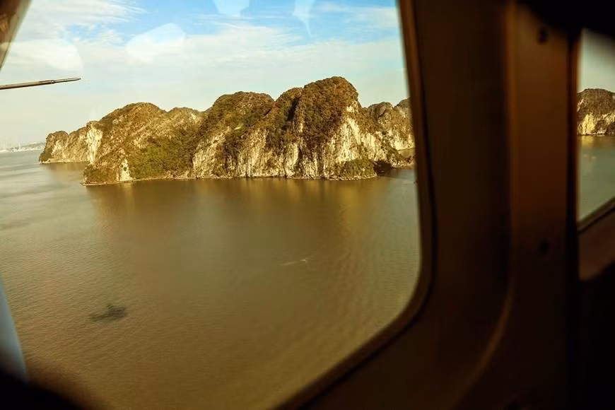 The best times for the most stunning views are six in the morning and four-thirty in the afternoon since watching the sunrise and sunset on Halong Bay is absolutely beyond comprehension from these points of view. (Photo: VNA)