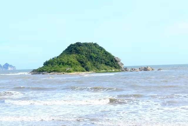 Nature lovers must feel suprised at the primitive beauty of the sea here.