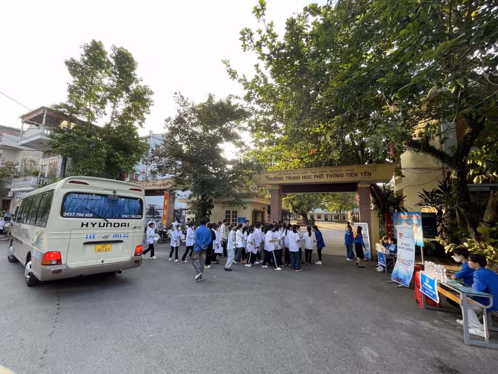 Tien Yen High School hired a shuttle bus to transport candidates from remote areas to the test site.