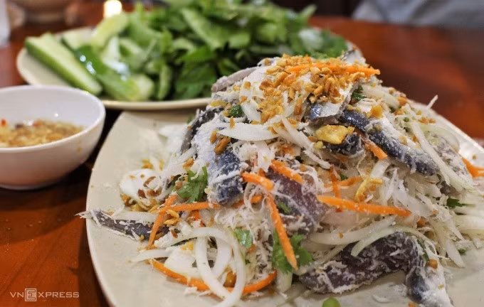 Herring salad comes with herbs, cucumber, rice paper rolls and dipping sauce. Photo by VnExpress/Huynh Nhi
