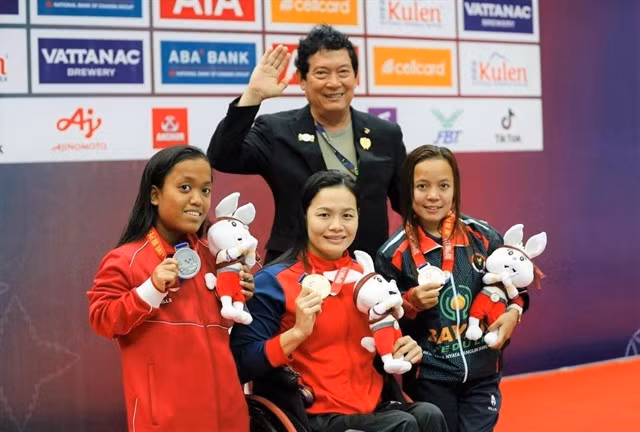 Swimmer Trịnh Thị Bích Như (centre) celebrates winning gold medal in the women’s 100m freestyle on Thursday at the ASEAN Para Games. — VNA/VNS Photo Hoàng Minh