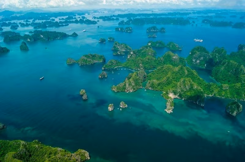 Stunning view of Halong Bay from seaplane. (Photo: Hai Au Aviation)