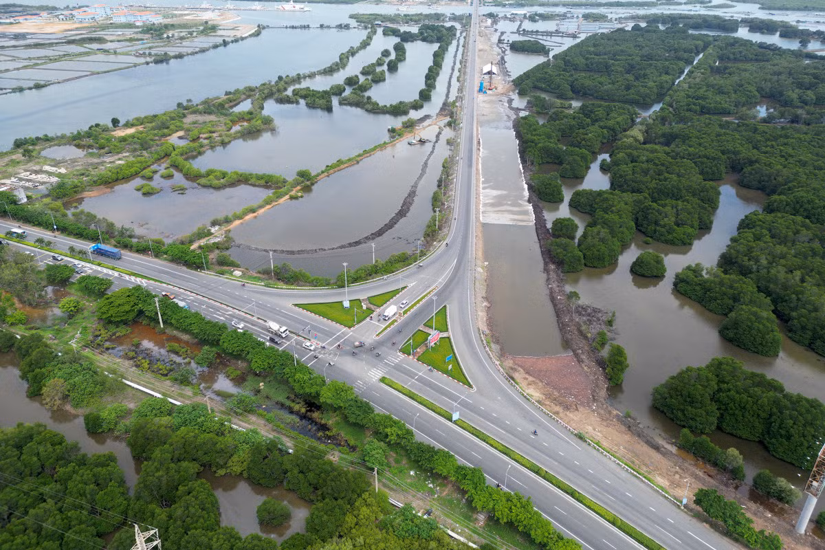 The intersection of the road with National Highway 51.