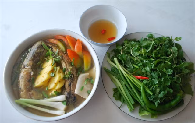 A bowl of snakehead fish soup even attracts gourmets for its delicious, fragrant, lightly sour and sweet flavours. Photo Toplist.vn
