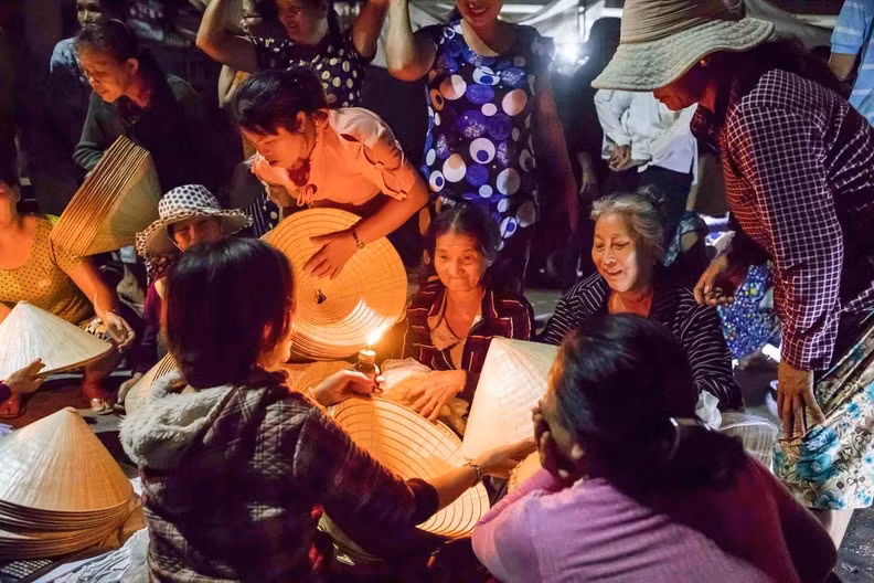 The day of picking up lilies is filled with such laughter and enthusiasm, yet at night when the clock strikes midnight, bicycles and rickshaws continuously flock to the conical hat market in Binh Dinh to open the stalls in time. Even though it's a market, it's not too noisy, and there's no arguing. People talk just enough to hear, the light just enough to see with a cheerful smile, all night.