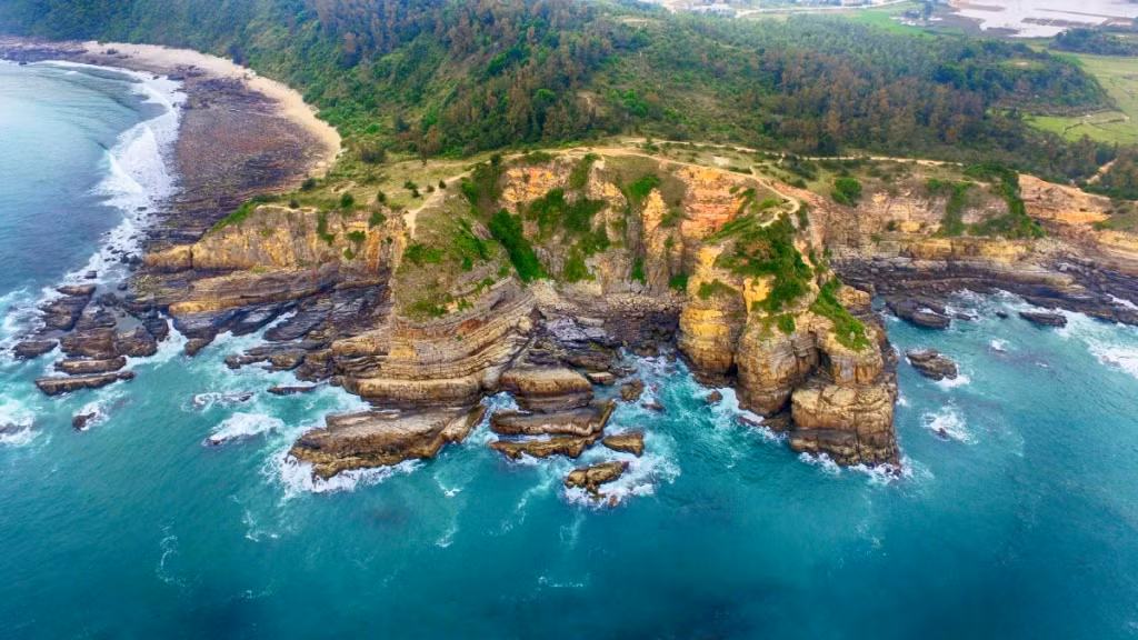 Co To is perfect for tourists thanks to pristine white sand beaches and crystal clear water, mountains covered with jungle, roads zigzagging the island, a diverse plant ecosystem, and fresh seafood.