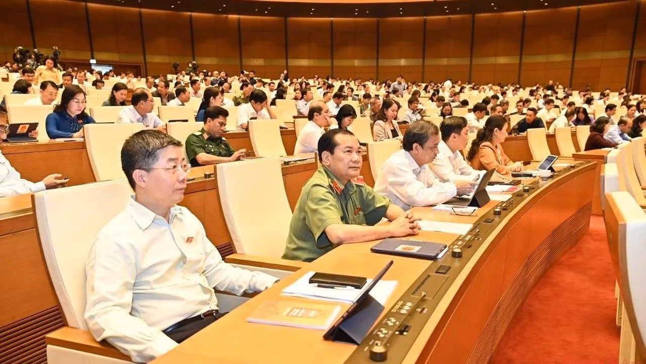 National Assembly deputies attend the plenary session on the morning of May 26.