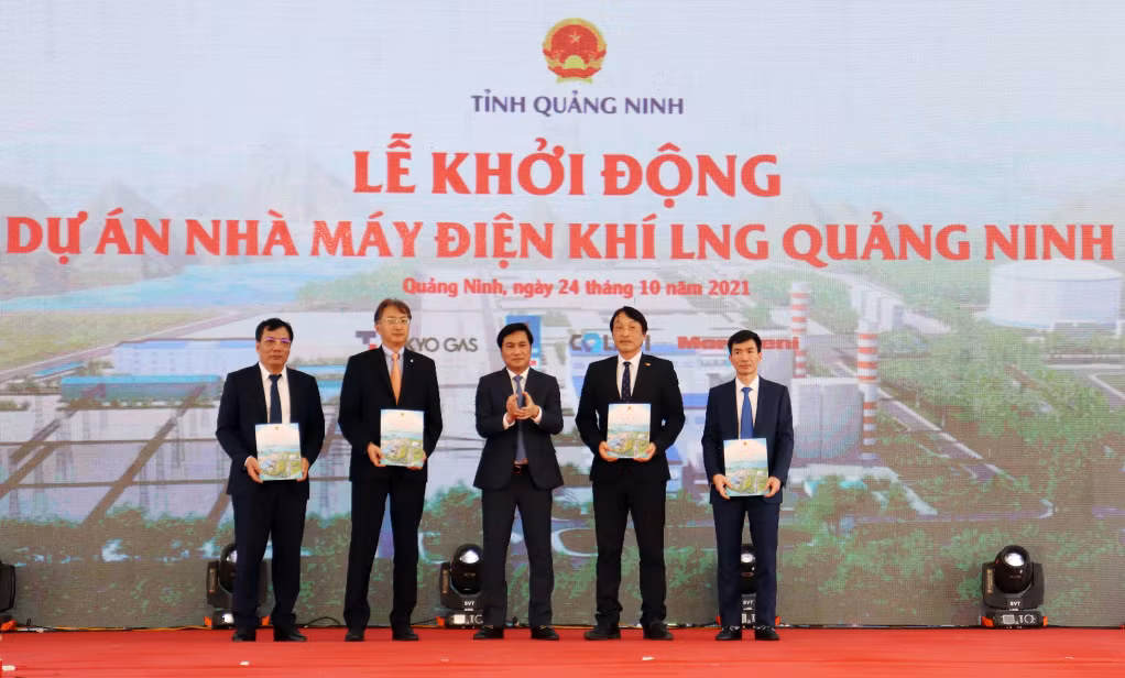 Chairman of Quang Ninh province granted the investment certificate to the joint venture of PV Power, Colavi, Tokyo Gas, and Marubeni.