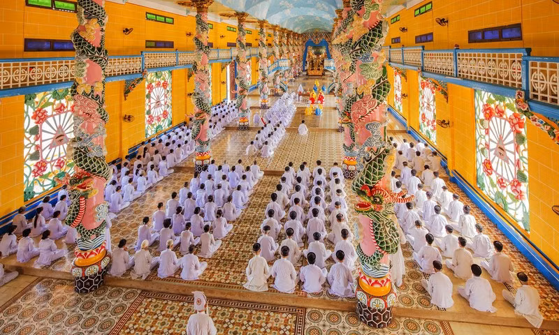 Worshippers inside Cao Dai temple (Shutterstock)