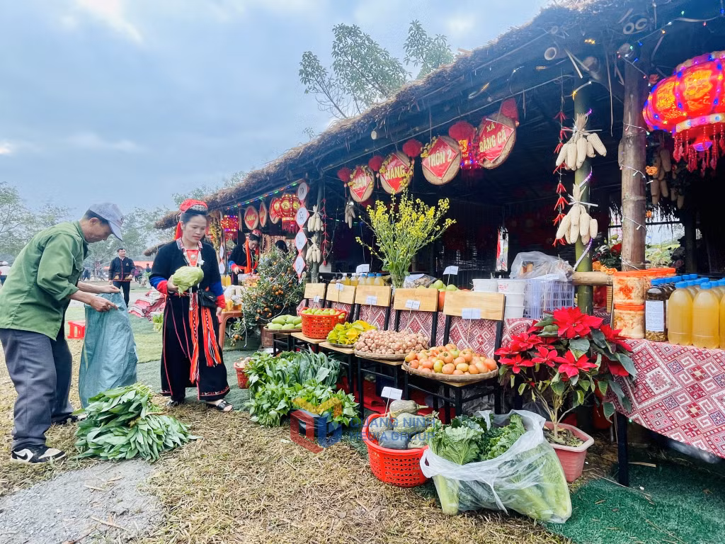 The stalls display and sell local agricultural products.