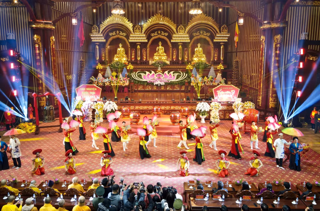 Chương trình biểu diễn nghệ thuật được thực hiện quy mô, chuyên nghiệp.