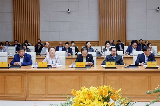 Business leaders at the meeting. — Photo baochinhphu.vn