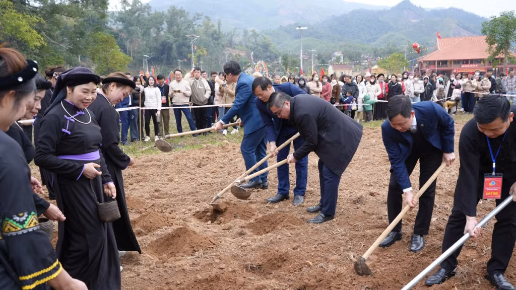 Delegates and local people performed the "Lồng tồng" ritual, marking the beginning of the new year's farming season by sowing the first seeds.