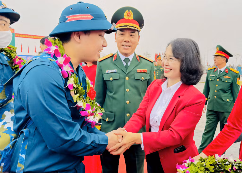 Standing Deputy Secretary of the Provincial Party Committee and Chairwoman of the Provincial People's Council, Trinh Thi Minh Thanh, saw off new recruits in Dong Trieu city.