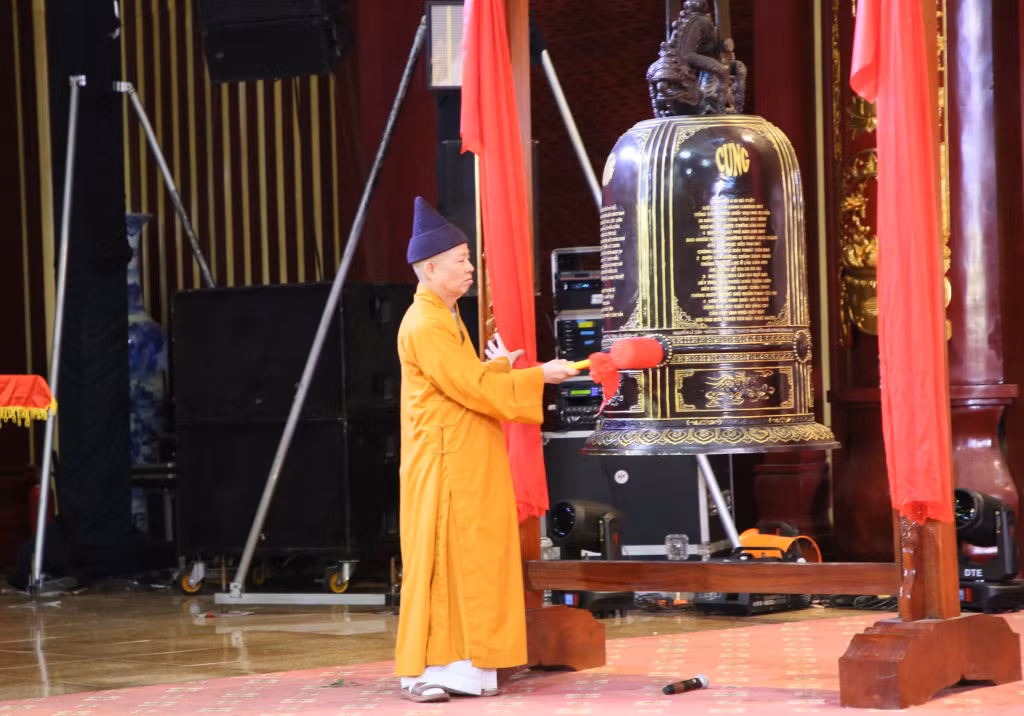 Hòa Thượng Thích Thanh Quyết, Phó Chủ tịch Hội đồng Trị sự Trung ương Giáo hội Phật giáo Việt Nam, Trưởng Ban Trị sự Giáo hội phật giáo tỉnh Quảng Ninh, thỉnh chuông khai hội.