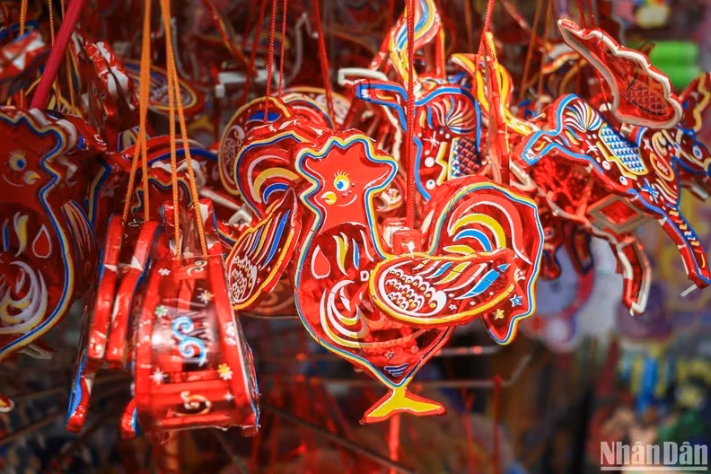 Some animal-shaped lanterns are designed to be small in size, replacing the bamboo frame with a plastic bar with flexible joints.