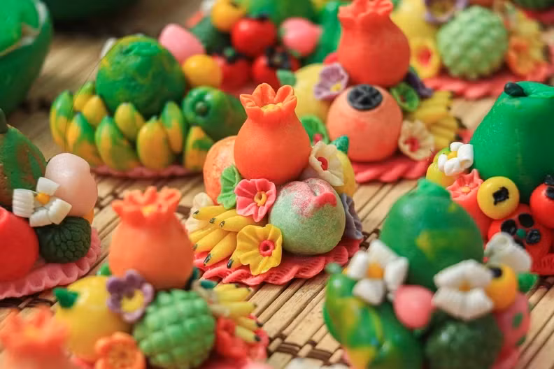 Making a 'five-fruit tray'-shaped 'to he' model for the Mid-Autumn Festival seems simple but requires effort. To create the product, the ingredients must include careful measures of glutinous rice flour, white sugar, water, tapioca starch, and food colouring. The smaller the fruit tray, the more time it will take to make.