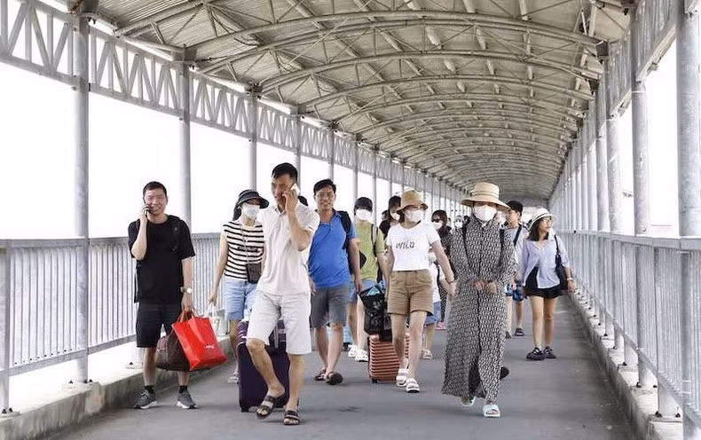 The number of visitors to Co To Island District recorded a sudden increase compared to normal days.