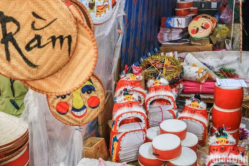 The paper lion head and drum contribute to creating a vibrant atmosphere for the full moon festival. The red lion's head dances gracefully and rhythmically to the sound of the drum, bringing excitement to the dance performance as well as a prosperous beginning.