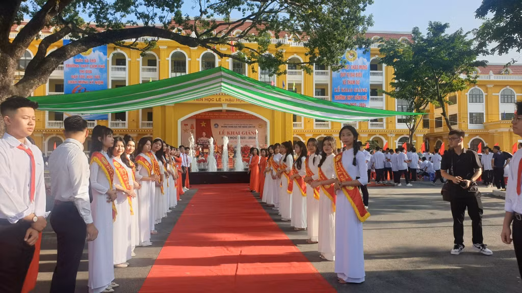 Cam Pha city's Cam Pha High School