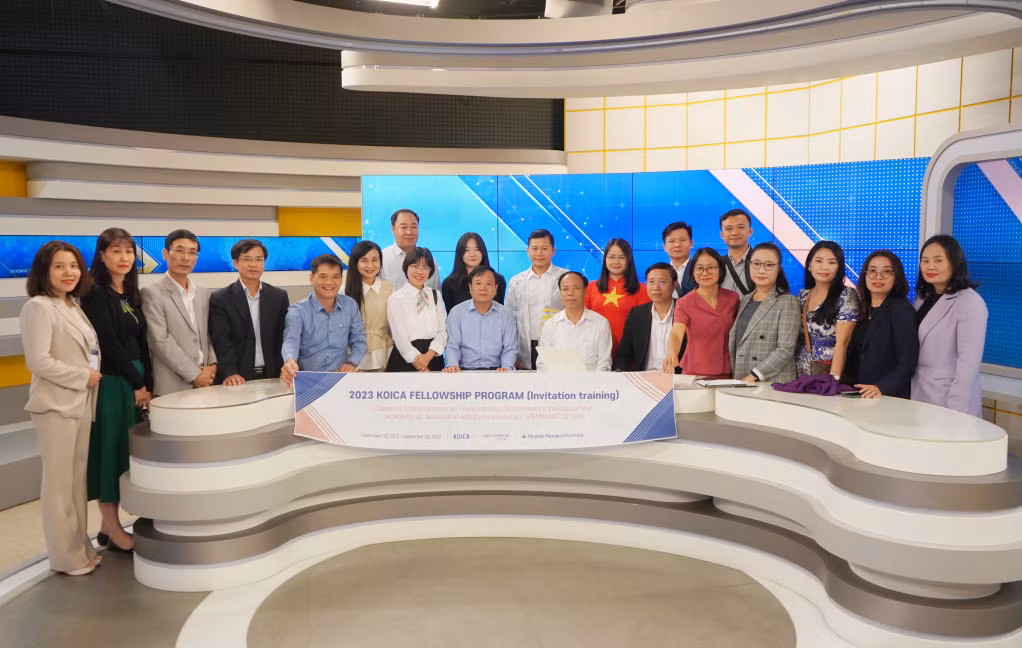The Vietnamese delegates had a field trip at the YTN Broadcasting Television