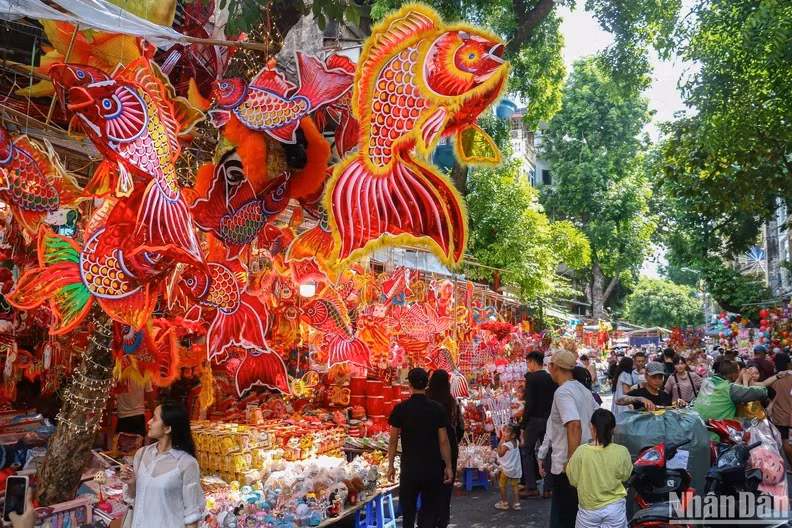 Carp lanterns. A legend goes that a carp spirit killed many people during Mid-Autumn night so that no household dared go outside that night. Later, a wise man came up with an idea: he made a carp-shaped lantern with a stick in its belly and then advised people to walk at night with a carp lantern in hand. The carp spirit was terrified by the light of the lantern and dared not go out to kill people at Mid-autumn since then.