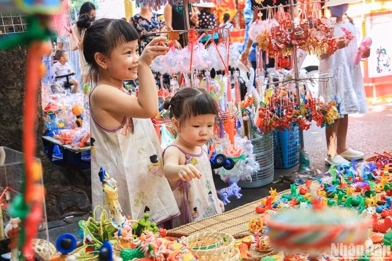 Children are unable to resist the colourful 'to he', so they immediately picked them up and tried to play.