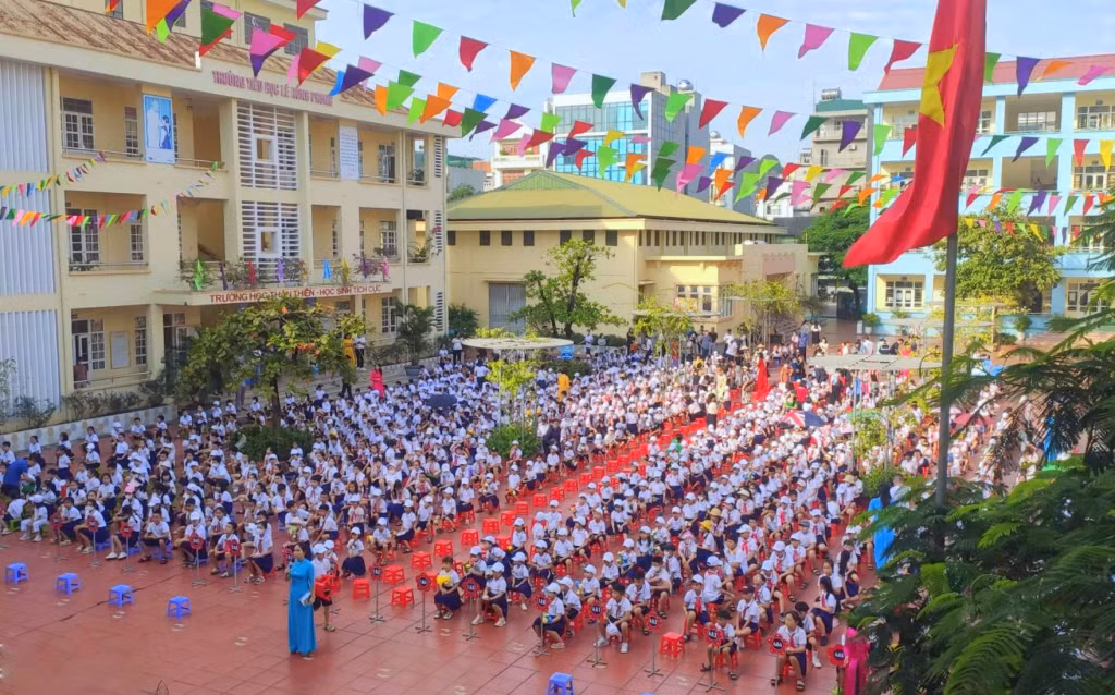 Students at Ha Long city's Le Hong Phong Primary School attend the opening ceremony of the new school year 2023-2024.
