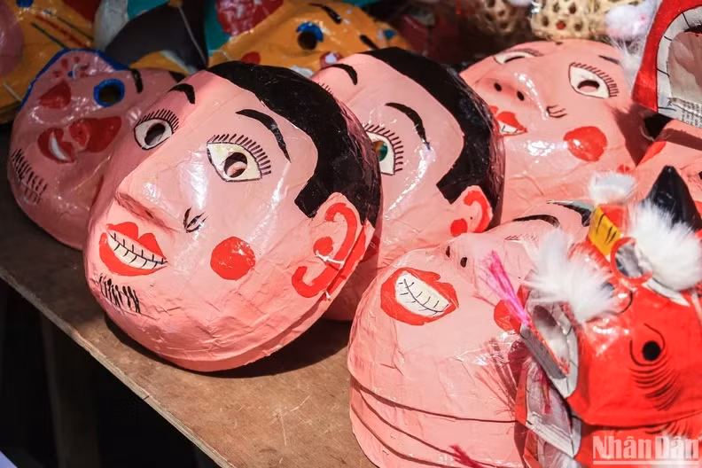 The papier mask symbolizes the fullness and purity of the full moon night, and the beginning of a bountiful harvest. Unlike cheap plastic masks from China, paper masks are made from safe paper material. Paper is torn into shreds, then stacked on top of each other to create thickness and adhesion