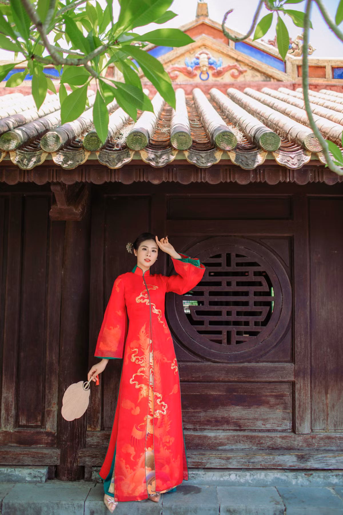 Beauty queen showcases ao dai collection at Hue royal tomb