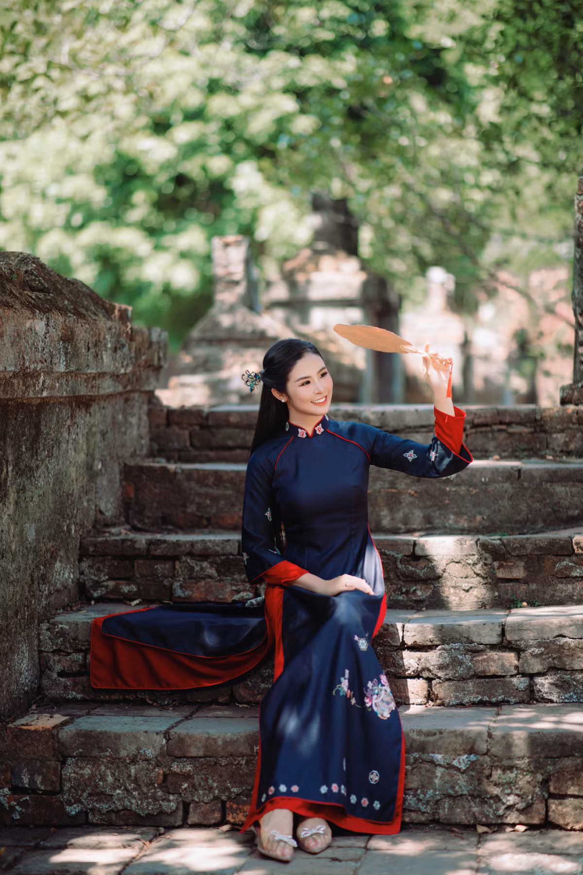 Beauty queen showcases ao dai collection at Hue royal tomb