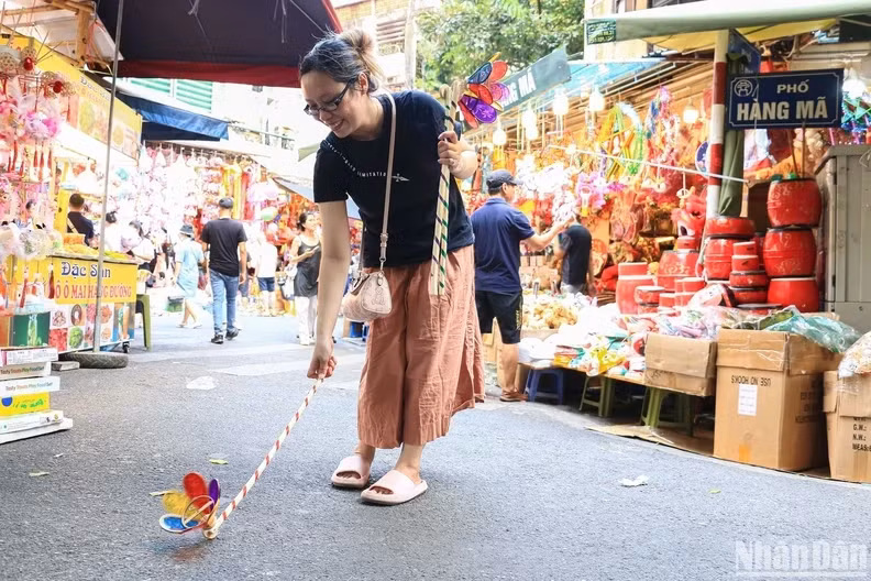 "Every year I go to Hang Ma Street to buy traditional lanterns. They are my childhood memories, each type is associated with a meaningful story," shared Thu Giang of Dong Da District.