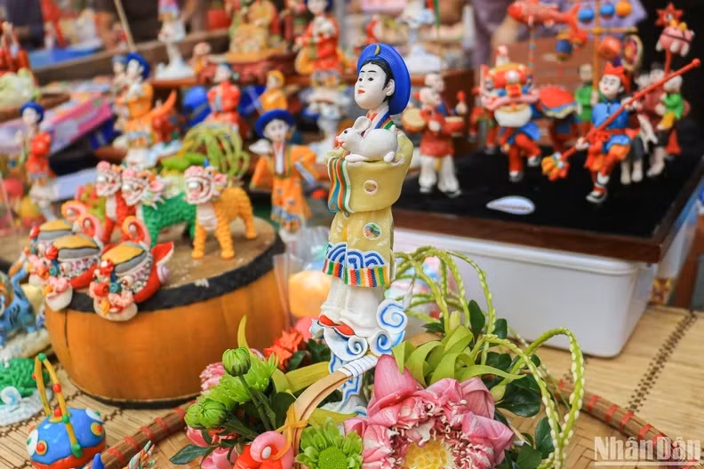 Each line on the 'to he' model of the 'Chi Hang' (Moon goddess) and rabbit was carefully and meticulously moulded by the artist. The combination with lotus flowers in the work further emphasizes the cultural beauty of the Vietnamese people.