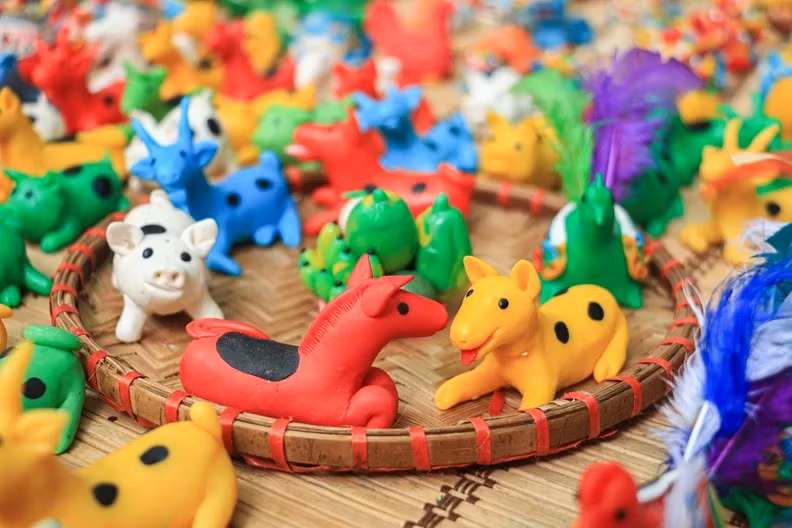 In addition to lanterns, lion heads, and papier masks, the adorable details of 'to he' (toy figurines) also attract the attention of both adults and children. Children mould the animals themselves according to their wishes, under the guidance of the artist.