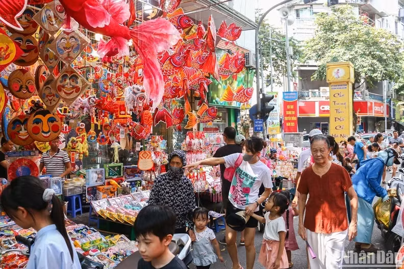 The children were led to the shops by their grandparents and parents, freely choosing toys. The atmosphere of shopping before the Mid-Autumn Festival is bustling throughout Hang Ma Street.