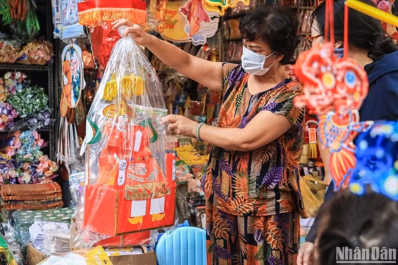 The scholar, called 'tien sy giay' in Vietnamese, is a symbol of people in advanced studies. The paper scholar wears a traditional hat and costume like those who did well in local and royal examinations in feudal times. In the past, families displayed paper scholars during Mid-Autumn Festival parties to encourage children to study hard and get success in their future careers.