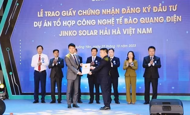In October, Quang Ninh province granted an investment registration certificate for the Jinko Solar Hai Ha Vietnam photovoltaic cell project capitalised at 1.5 billion USD. (Photo: markettimes.vn).