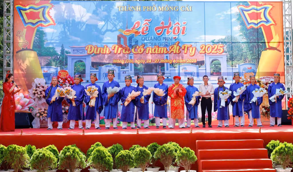 lễ cất cây cai đám, gọi danh sách ông Đám mới;