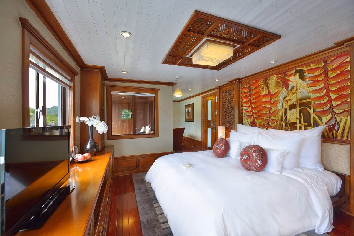 Paradise Peak provides eight well-appointed cabins with each covering from 38 square meters featuring a private balcony with a classic wooden design accompanied by personalized amenities like a jacuzzi and separate dining area, as well as butler service.