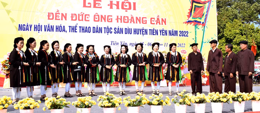 Các đại biểu đến từ tỉnh Tuyên Quang hát Soọng cô, lối hát dao duyên của người Sán Dìu