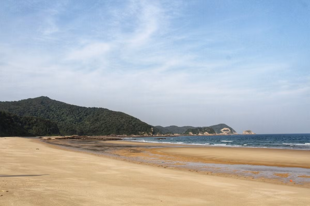 The largest and most beautiful beach on the island is Ba Chau, about 4 km from the headquarters of Thanh Lan Commune People's Committee. The beach has a 1.5 km- long sandy beach, an ideal place for swimming and camping.