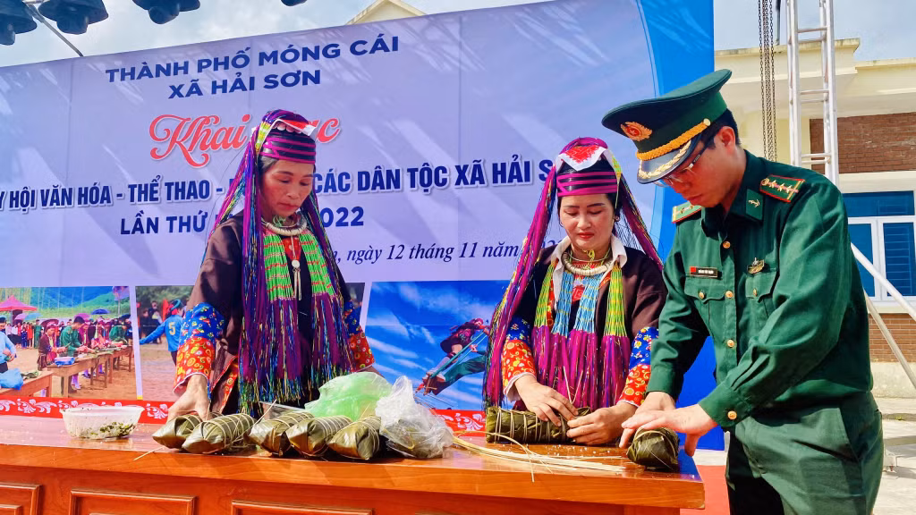 Cuộc thi gói bánh chưng giữa các thôn trên địa bà xã Hải Sơn.