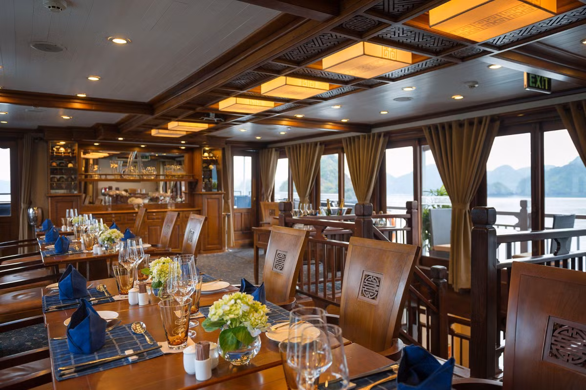 The fine dining restaurants on Paradise Sails and Paradise Peak follow the classic theme with exclusive culinary feasts created from the freshest ingredients.