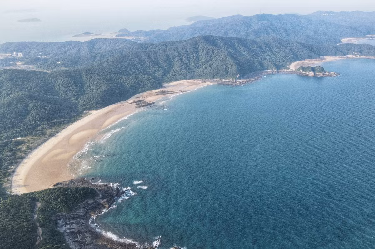 According to Deputy Director of the Department of Tourism, Trinh Dang Thanh, Thanh Lan Island has great potentials for tourism development because it possesses various untouched beautiful beaches.